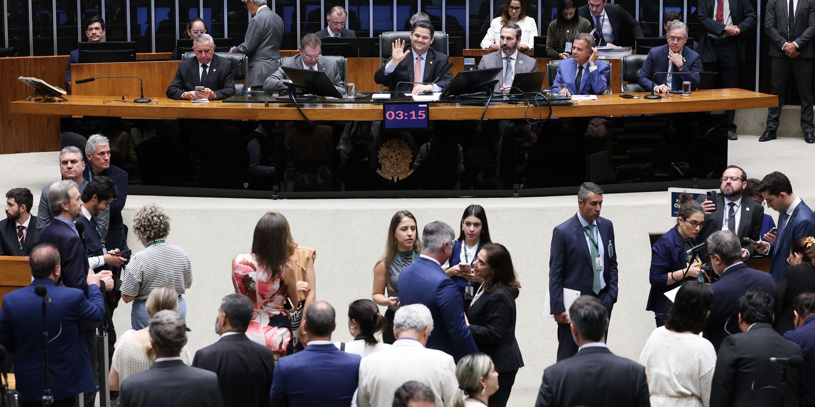 Congresso derruba vetos e autoriza repasses a municípios inadimplentes