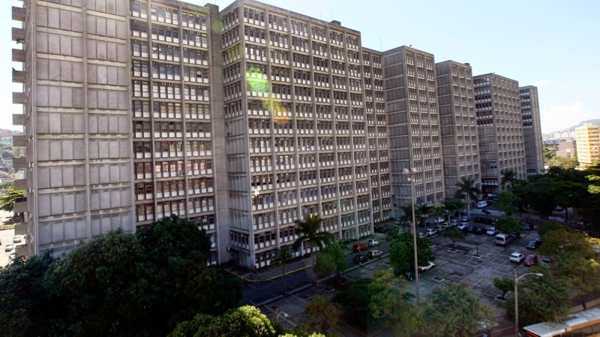 Uerj promove primeira edição da Feira Literária FLUIR no campus Maracanã
