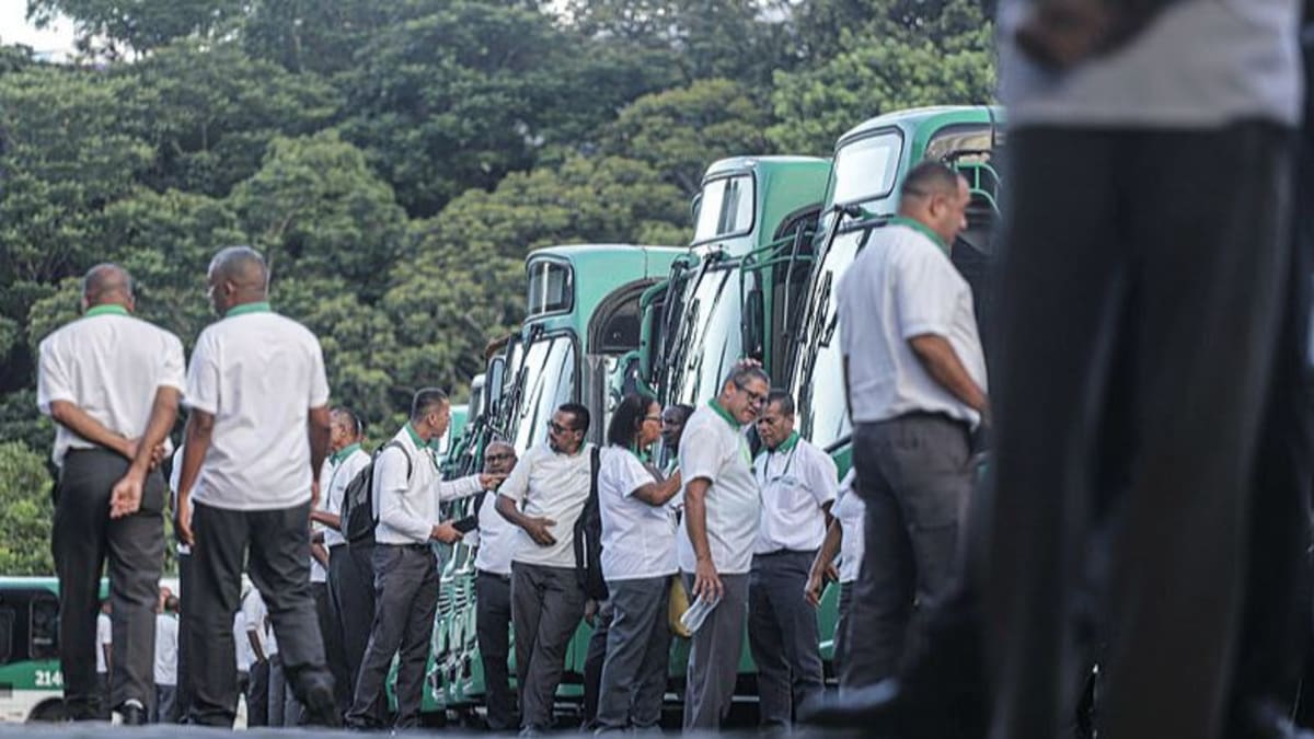 Greve dos rodoviários paralisa transporte público em Salvador e causa pontos lotados na manhã desta sexta