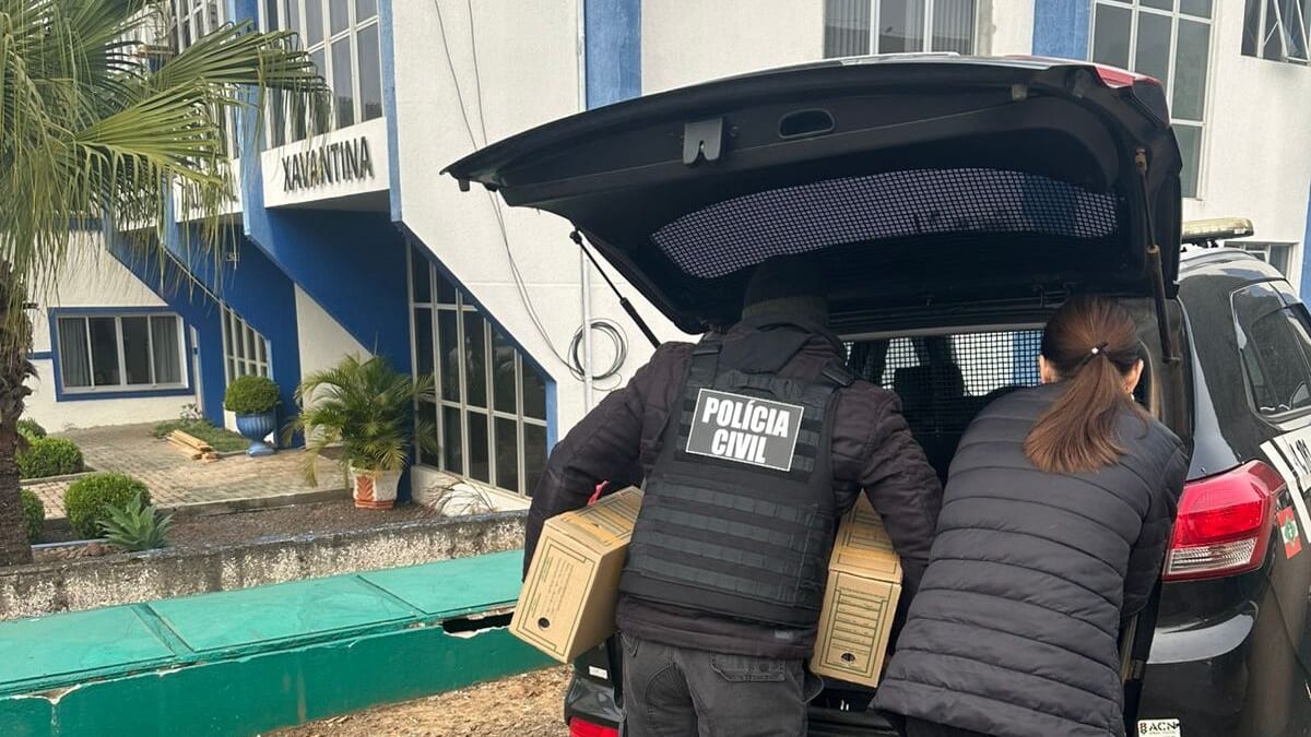 Polícia Civil cumpre mandados em quatro municípios de Santa Catarina e apreende armas e documentos