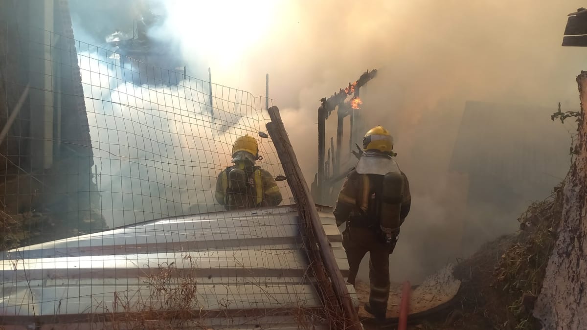 Incêndio atinge residências em área de difícil acesso na rua José e Maria Martins