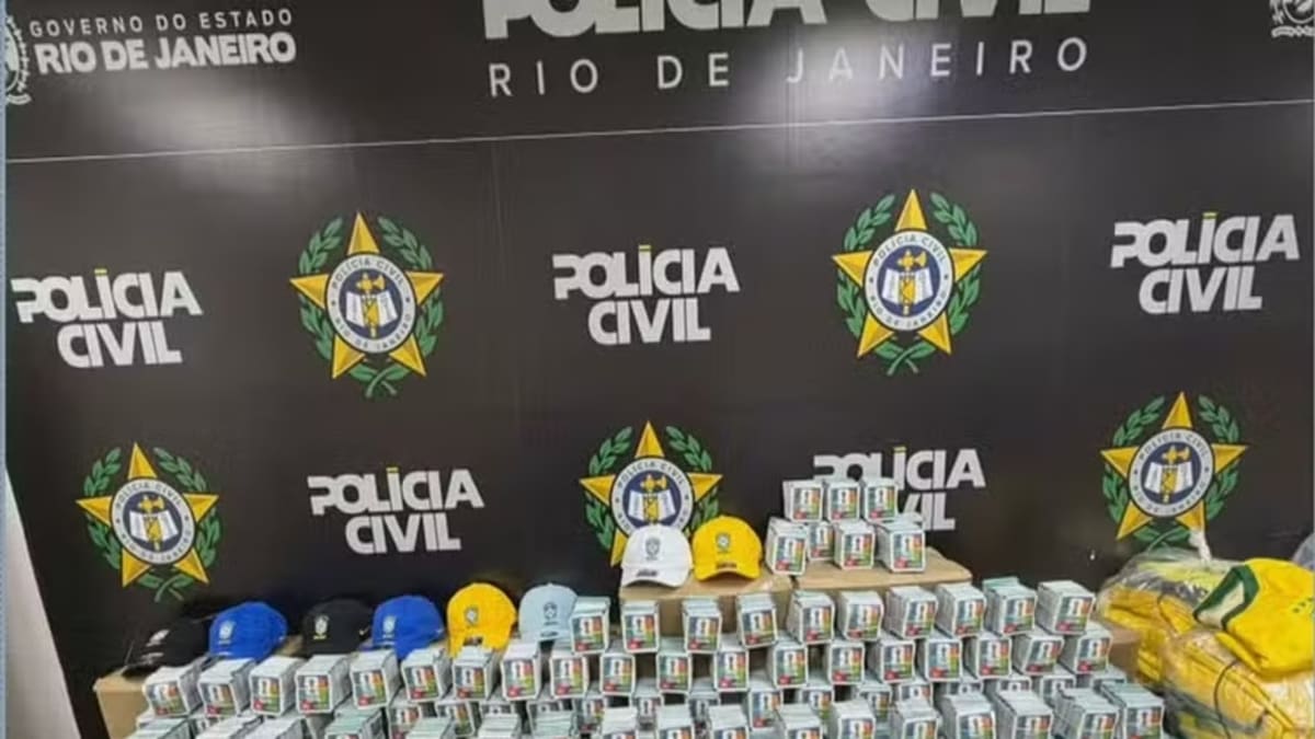 Polícia Civil apreende 200 mil figurinhas e milhares de camisas falsificadas da Copa do Mundo em Nova Iguaçu