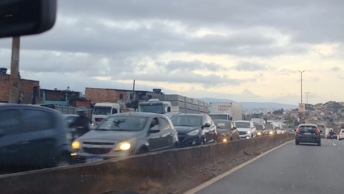 Carro capota e bloqueia duas faixas do Anel Rodoviário em Belo Horizonte na manhã de sexta-feira