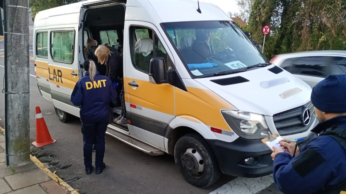 Operação fiscaliza vans e micro-ônibus escolares em diferentes pontos da cidade