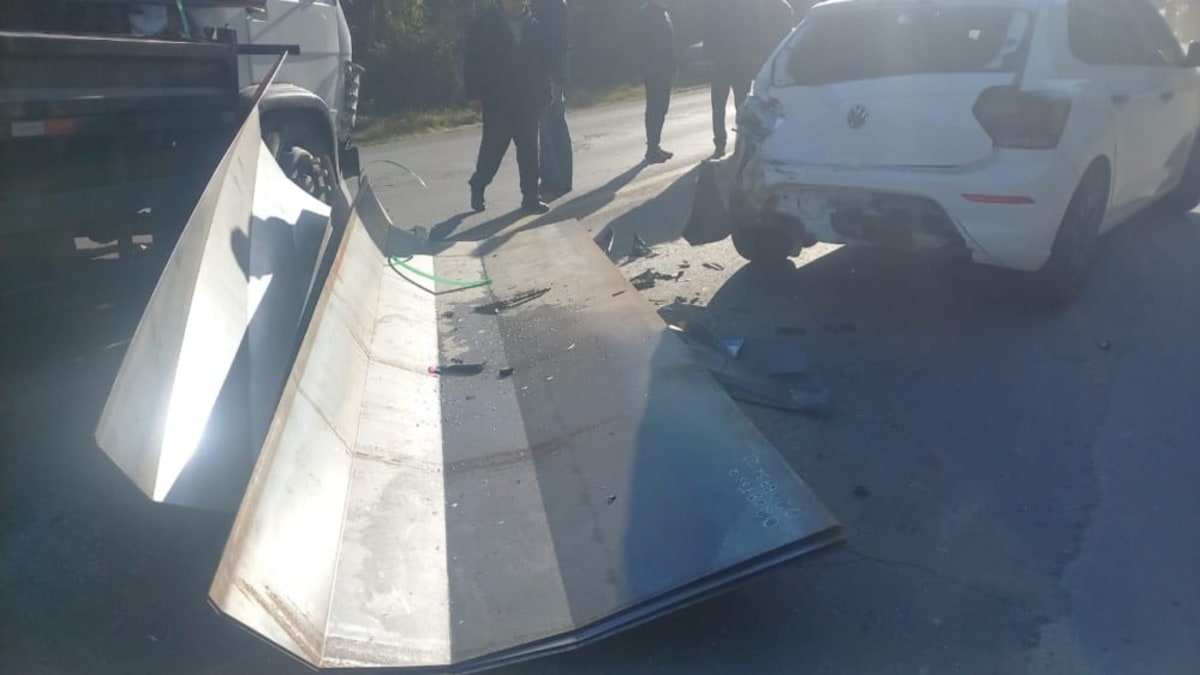 Carga de chapas metálicas cai sobre rodovia após colisão entre caminhão e carro em Bento Gonçalves