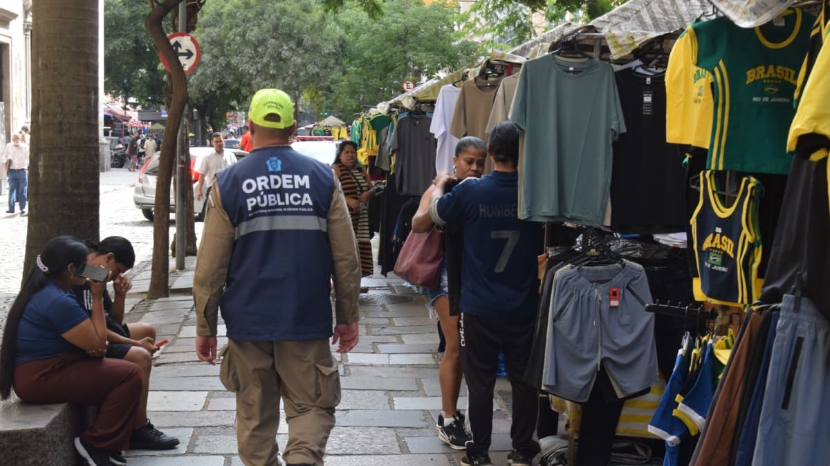 SEOP intensifica fiscalização contra comércio ambulante irregular na Rua Uruguaiana e Largo da Carioca