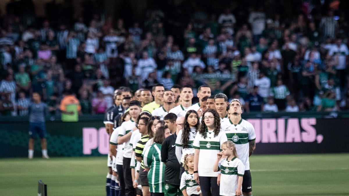 Coritiba enfrenta dúvidas sobre Lucas Ronier para jogo contra Bahia