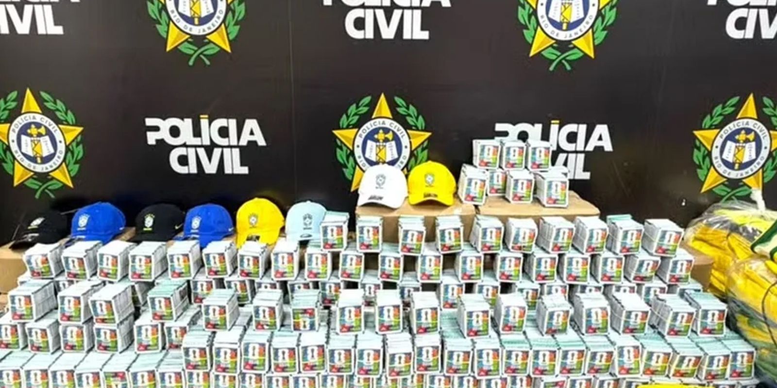 Polícia apreende mais de 200 mil figurinhas falsificadas da Copa do Mundo 2026