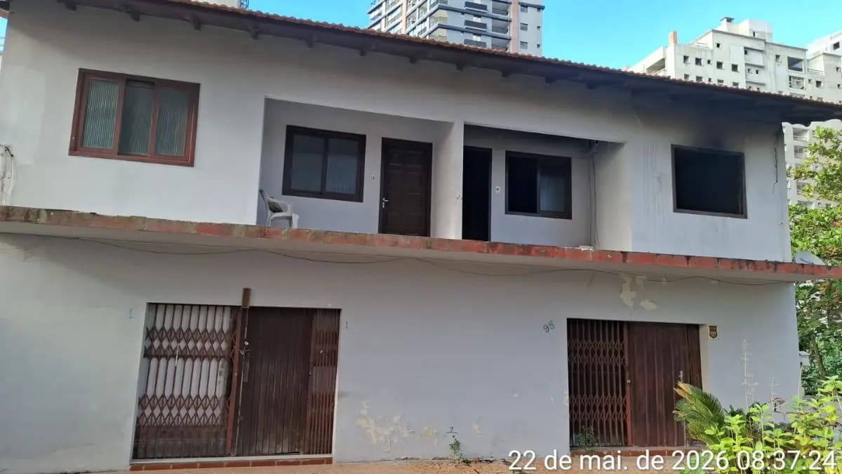 Incêndio atinge quarto de residência desabitada em processo de demolição em Balneário Camboriú