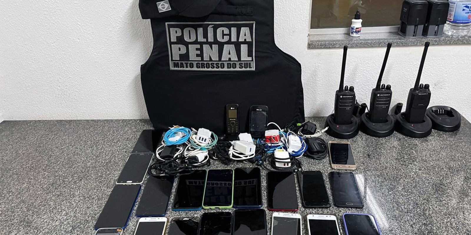 Operação Mute apreende 8, 5 mil celulares em presídios do país