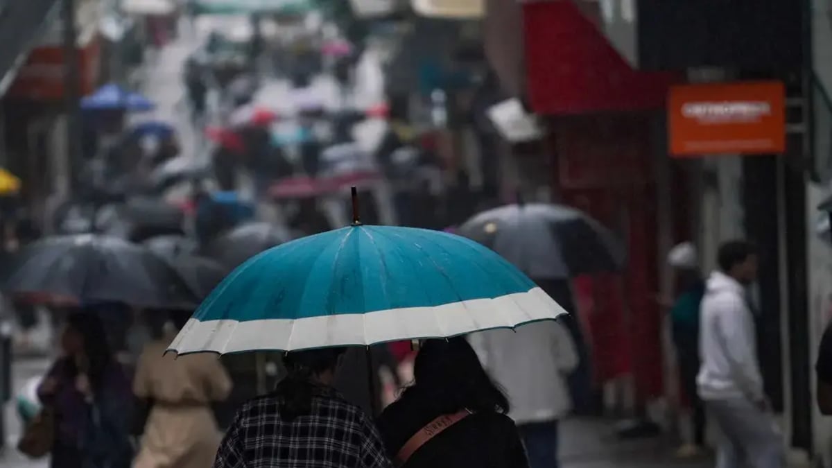 Litoral de Santa Catarina enfrenta chuva persistente com risco de alagamentos neste sábado