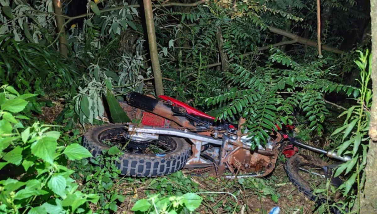 Motociclista morre após colisão causada por colchão que atingiu para-brisa de caminhão no RS