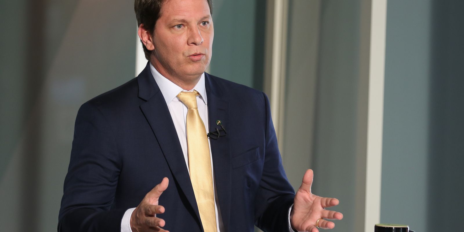 Deputado Mario Frias viaja ao exterior sem autorização da Câmara