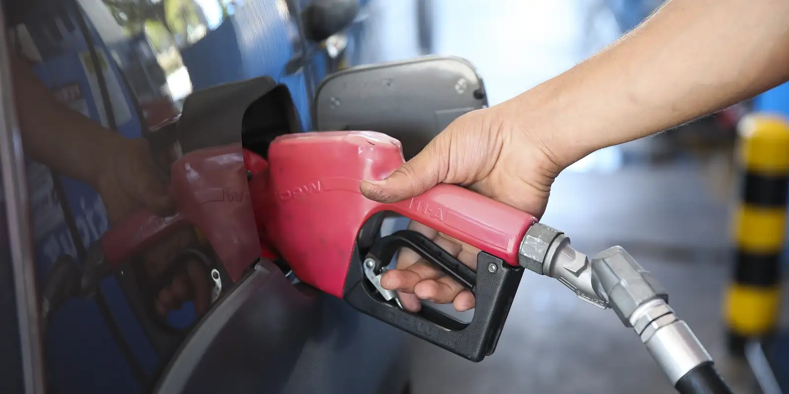 Governo propõe subvenção para gasolina e bloqueio no orçamento
