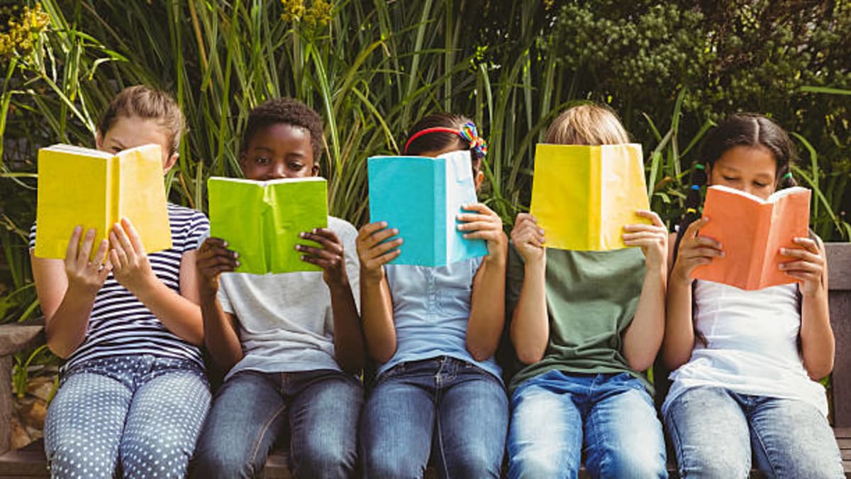 Vitória lança cartão de R$ 100 para incentivar leitura entre estudantes da rede municipal