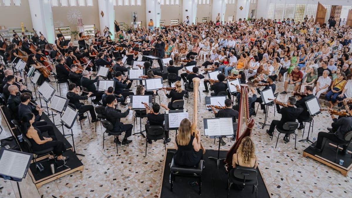 Concerto gratuito da OSBA no Garcia destaca Villa-Lobos e Dvořák com violonista João Camarero