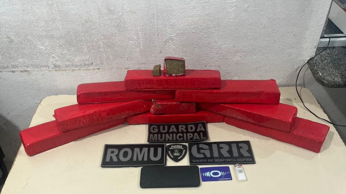 Motociclista é preso com drogas após tentativa de fuga em Balneário Camboriú