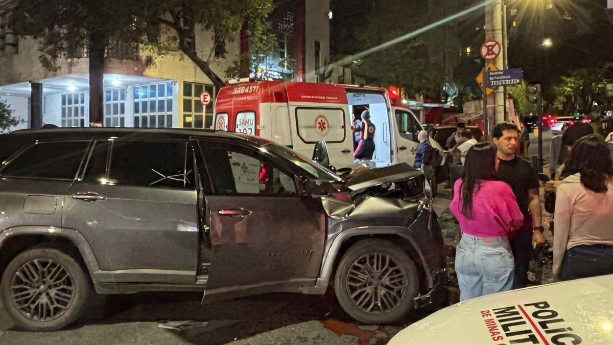 Engavetamento com cinco veículos deixa duas pessoas feridas no Centro-Sul de Belo Horizonte