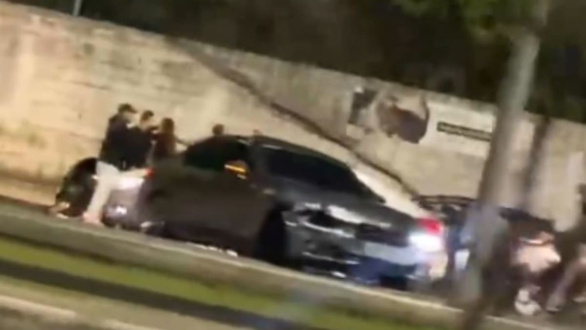 Acidente com três veículos deixa duas pessoas feridas na Avenida Antônio Carlos, em Belo Horizonte