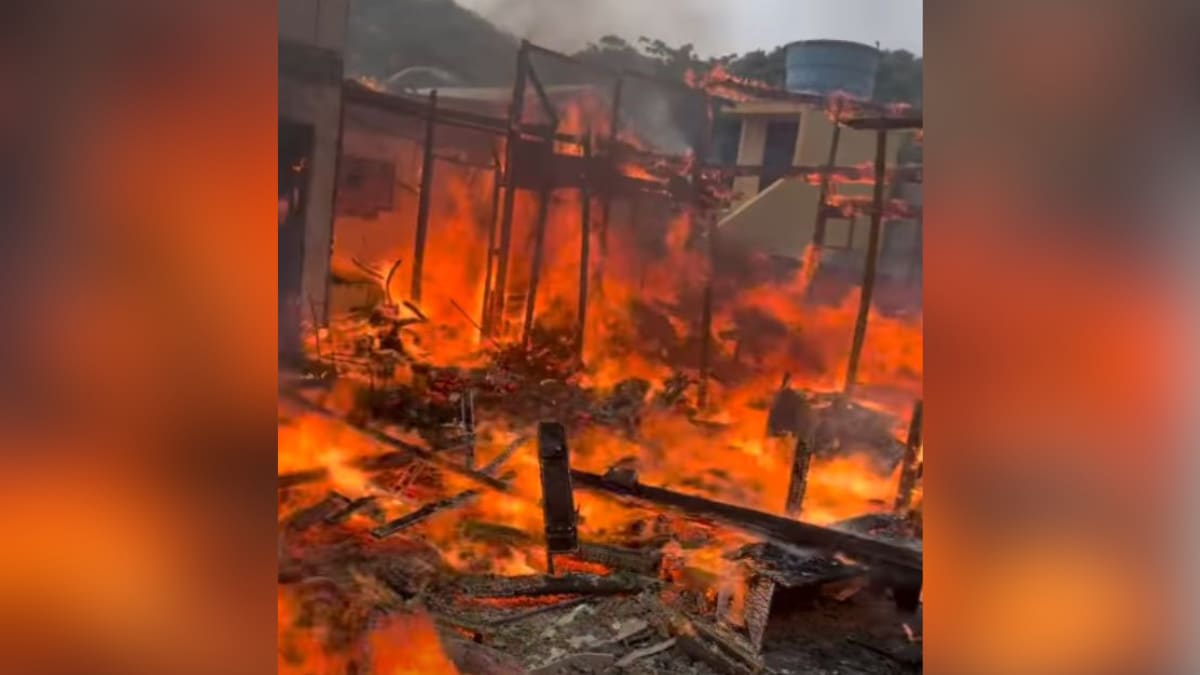 Incêndio destrói residência em Santa Catarina; moradores ajudam a conter chamas
