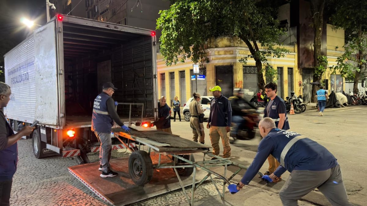 Força-tarefa de ordenamento urbano desobstrui calçadas em Ipanema