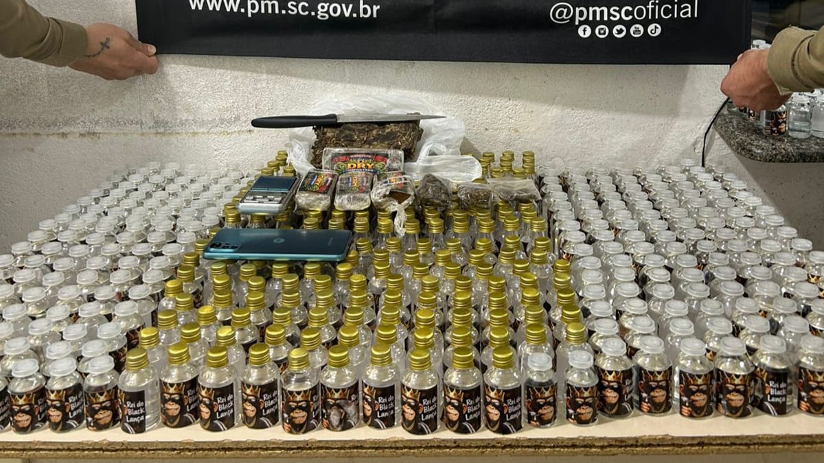 Polícia apreende mais de 600 frascos de lança-perfume e prende homem por tráfico em Santa Catarina