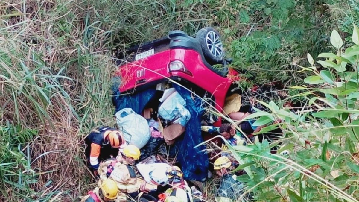 Carro cai em barranco na BR-381 em Bela Vista de Minas e três pessoas são resgatadas