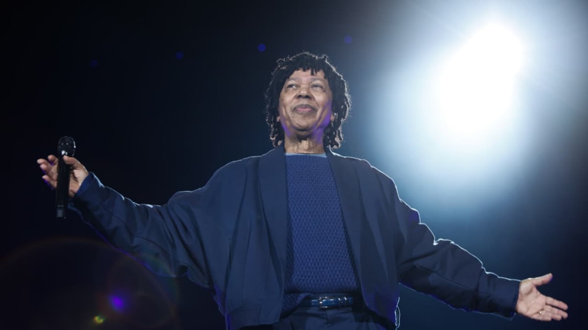 Djavan emociona público em show na Arena Fonte Nova com repertório de clássicos