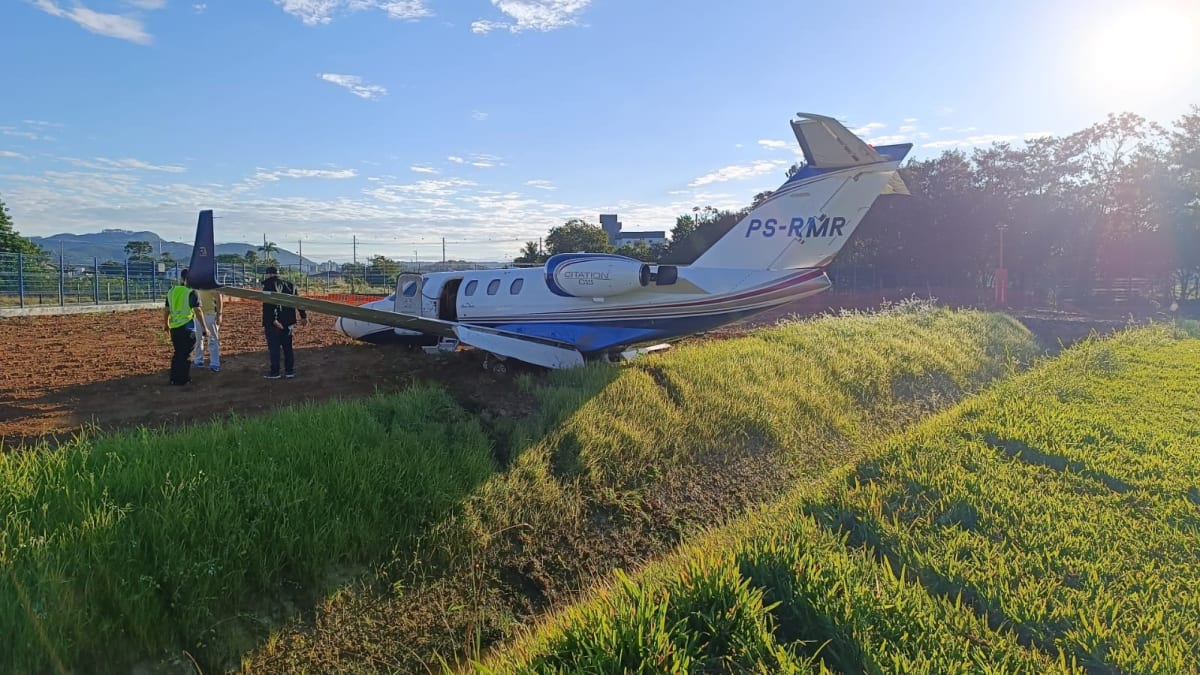 Aeronave sai da pista durante pouso em São José e piloto fica ferido