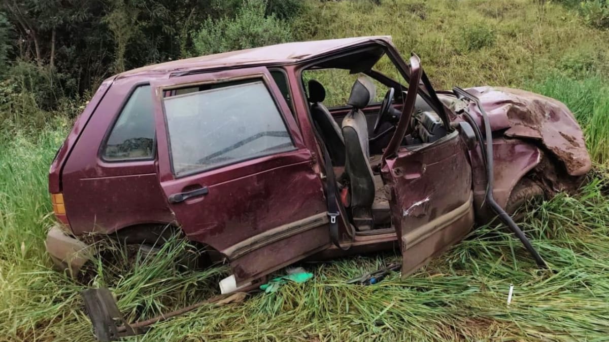 Mulher morre após carro capotar em barranco na rodovia entre Fraiburgo e Videira