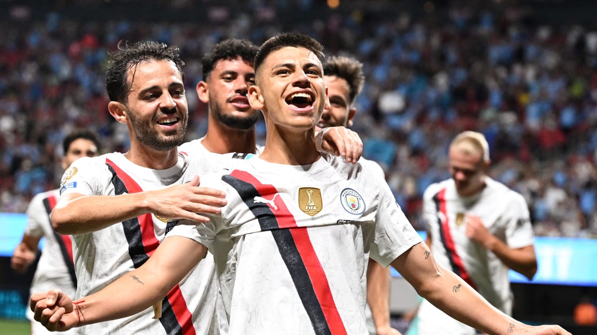 Esporte Clube Bahia avalia contratação do meia Echeverri após retorno ao Manchester City