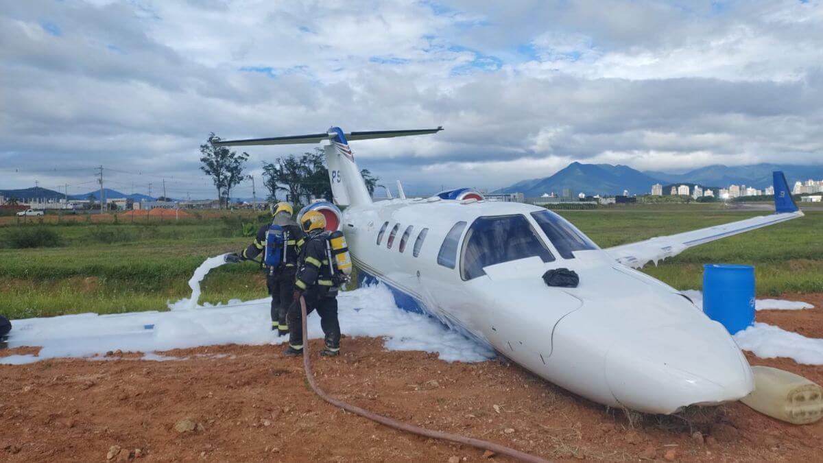 Jato sai da pista em Santa Catarina e bombeiros controlam vazamento de combustível