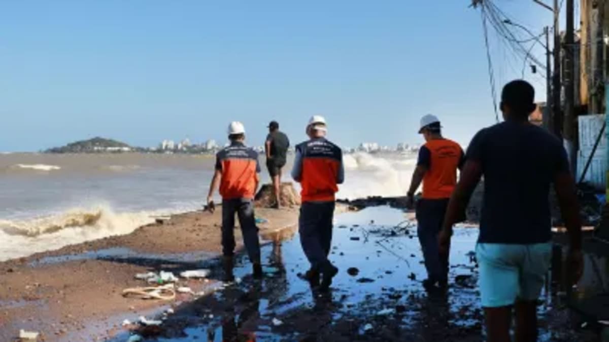 Ressaca no litoral de Macaé provoca retirada de famílias em áreas de risco