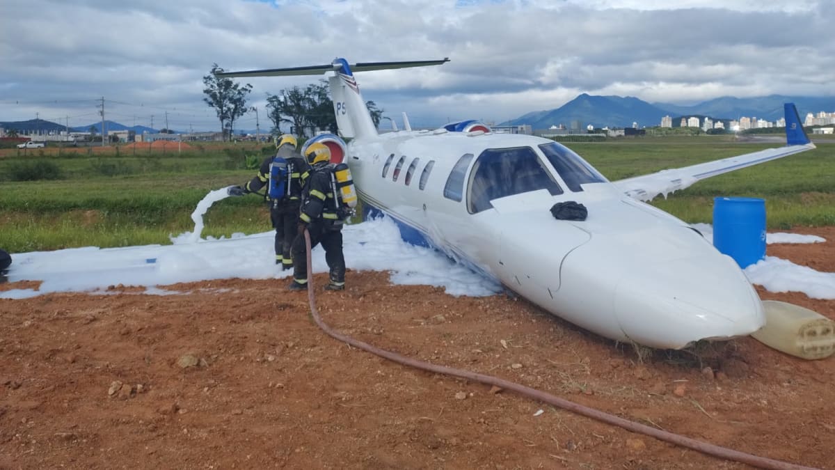 Bombeiros mantêm operação de segurança após saída de pista de aeronave em Santa Catarina