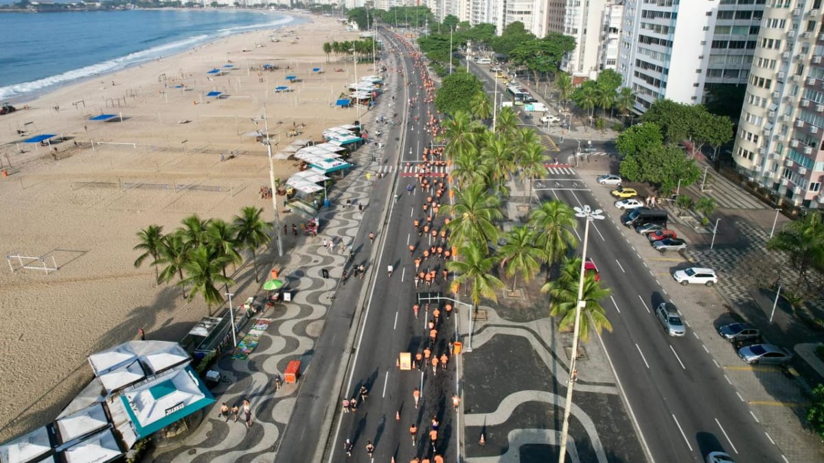 Garis dominam corrida em Copacabana e encerram comemorações do Dia do Gari