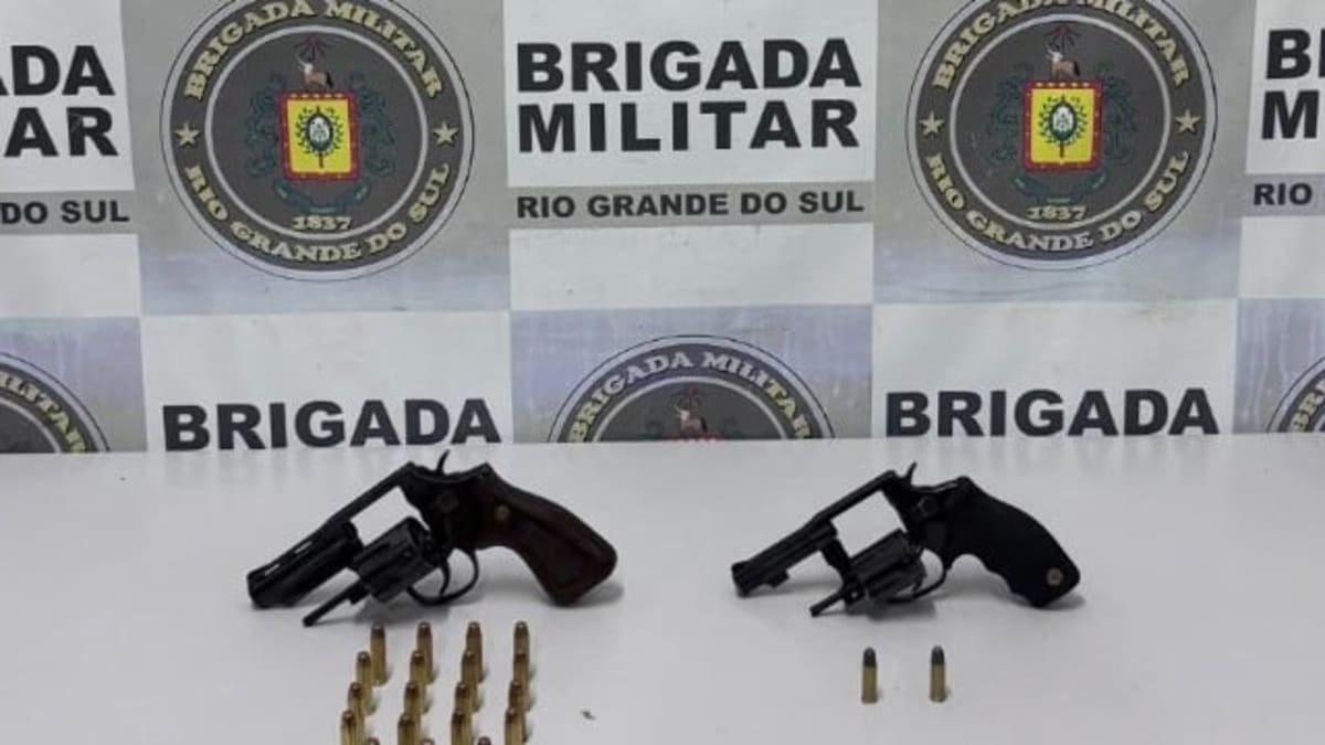 Polícia apreende armas, munições e celulares durante operação e detém suspeitos