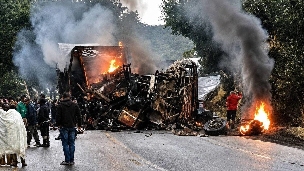 Acidente grave na BR-251 entre ônibus e caminhão deixa mortos e feridos na divisa da Bahia com Minas Gerais