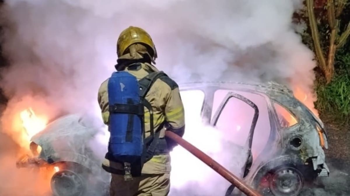 Carro pega fogo na RS-444 no bairro Vale dos Vinhedos, em Bento Gonçalves