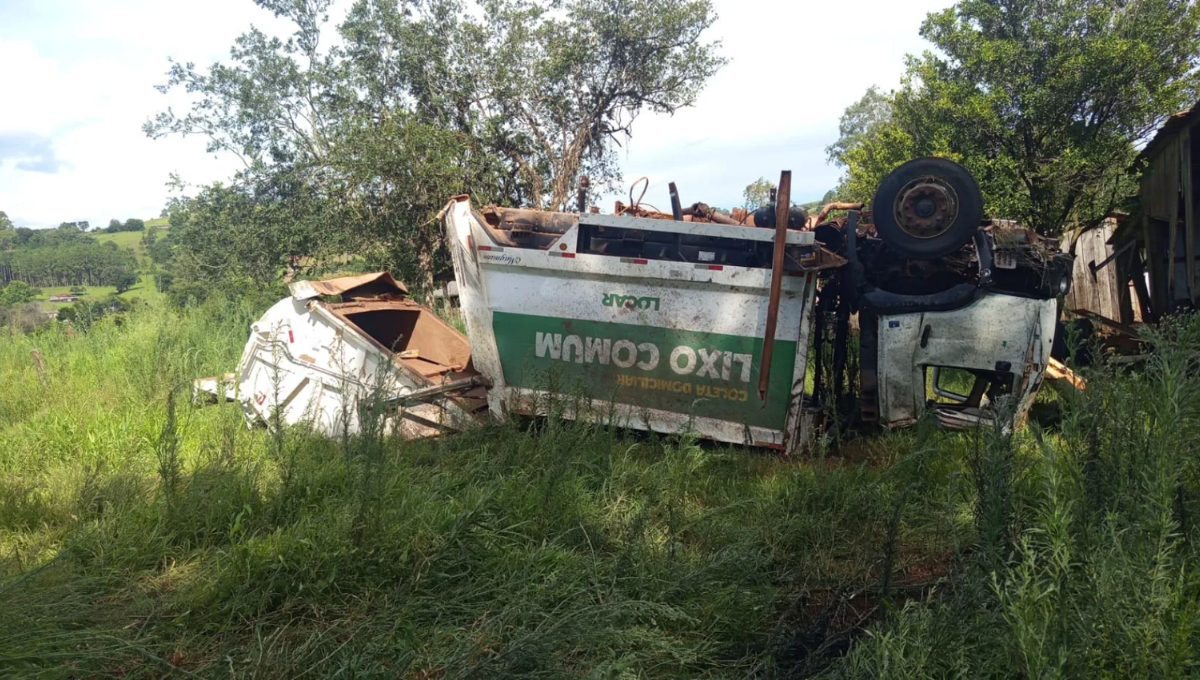 Motorista fica gravemente ferido após caminhão capotar na SC-161, no Oeste de SC