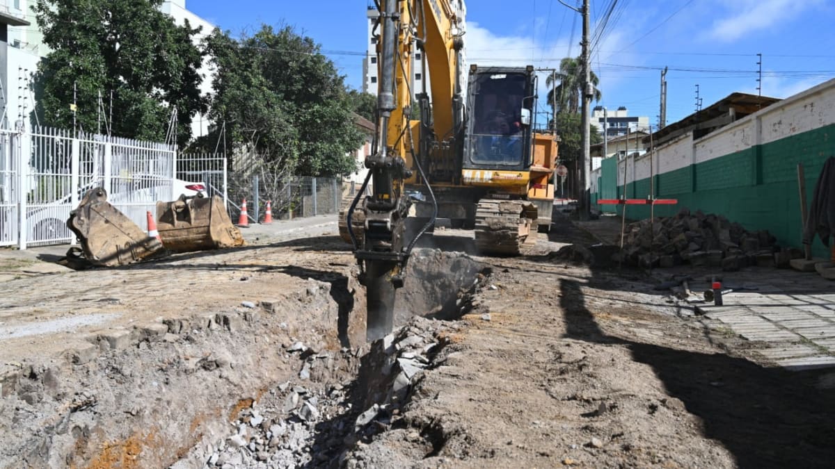 Início de obras de rede de esgoto no bairro Cristo Redentor provoca bloqueios e alterações no trânsito em Caxias do Sul