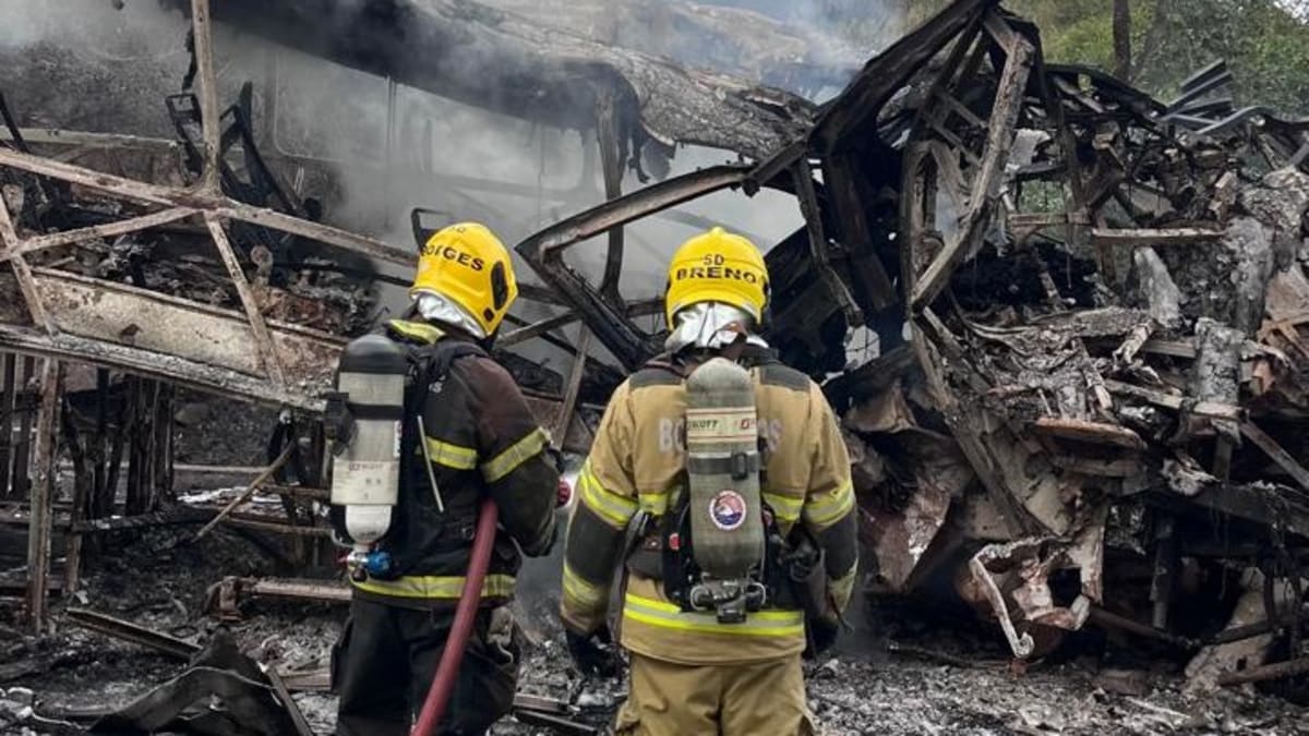 Acidente entre carreta e ônibus na BR-251 em Salinas deixa oito mortos, incluindo três crianças