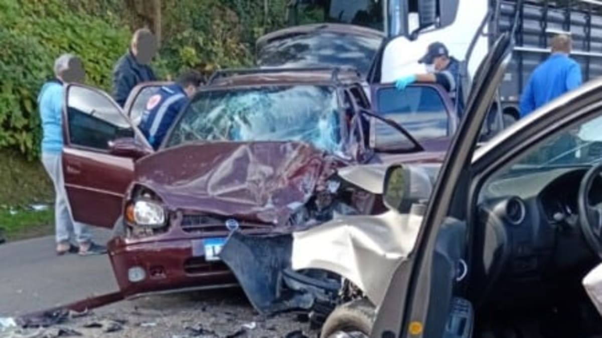 Colisão frontal entre GM Corsa e Nissan Versa deixa três feridos em Caxias do Sul
