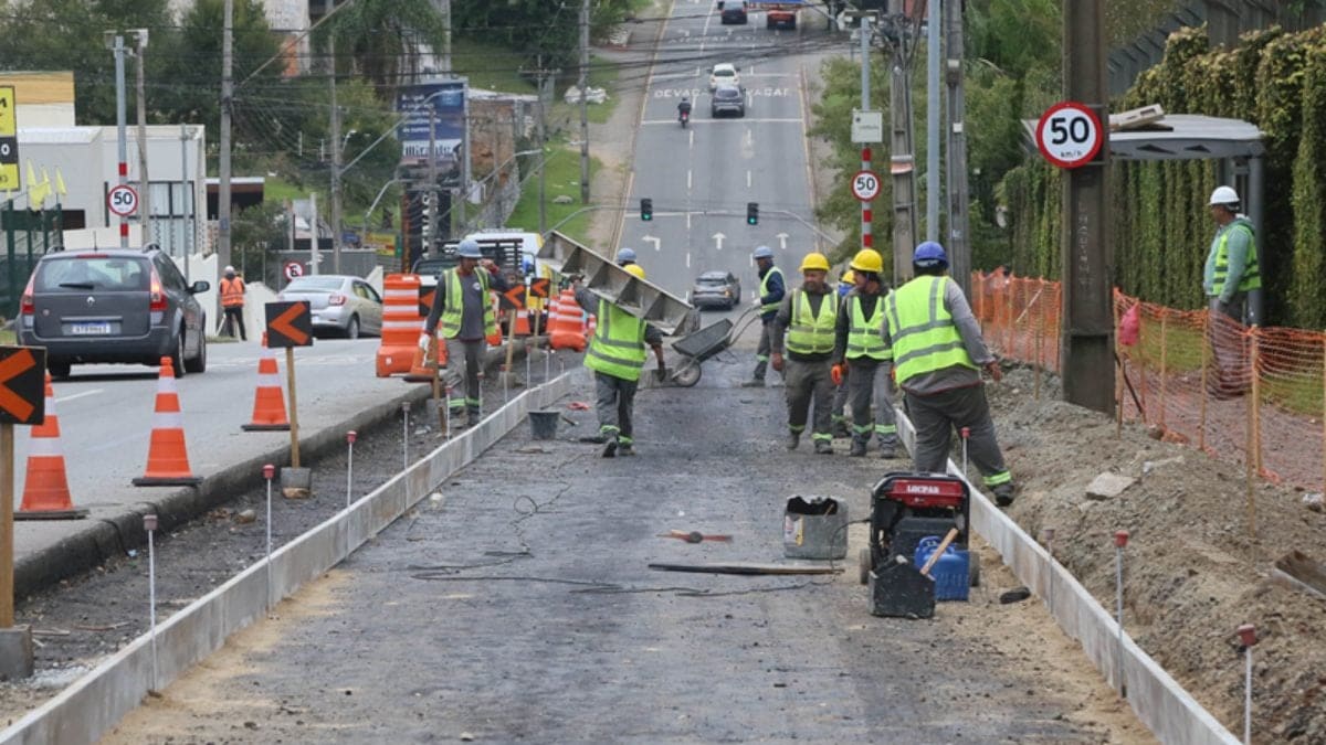 Obras na Rua Major Heitor Guimarães causam congestionamentos em Curitiba