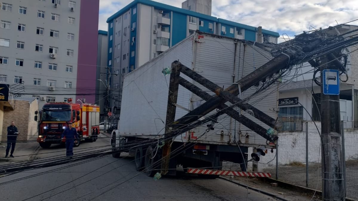Caminhão derruba poste e fiação cai sobre via em Santa Catarina, mas motorista não se fere