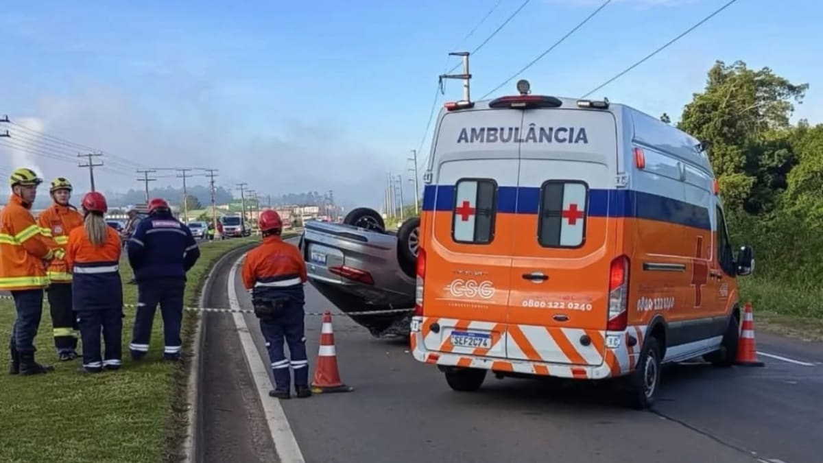 Mulher de 67 anos fica ferida em colisão entre Corsa e Virtus em Caxias do Sul