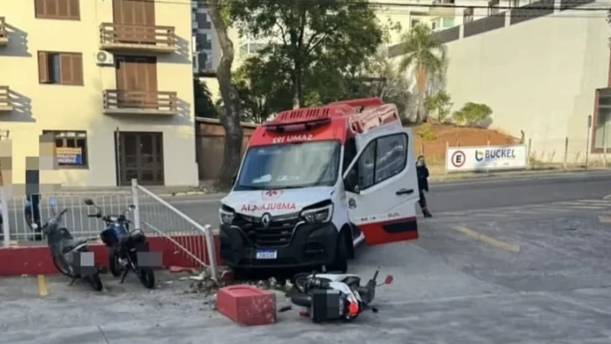 Ambulância se envolve em colisão com Fiat Idea e motocicleta em supermercado de Bento Gonçalves
