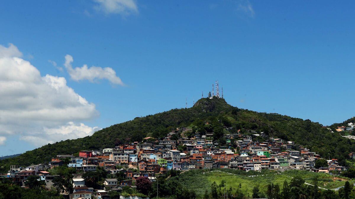 Polícia prende dois homens e apreende drogas e armas no Morro da Penitenciária em Balneário Camboriú