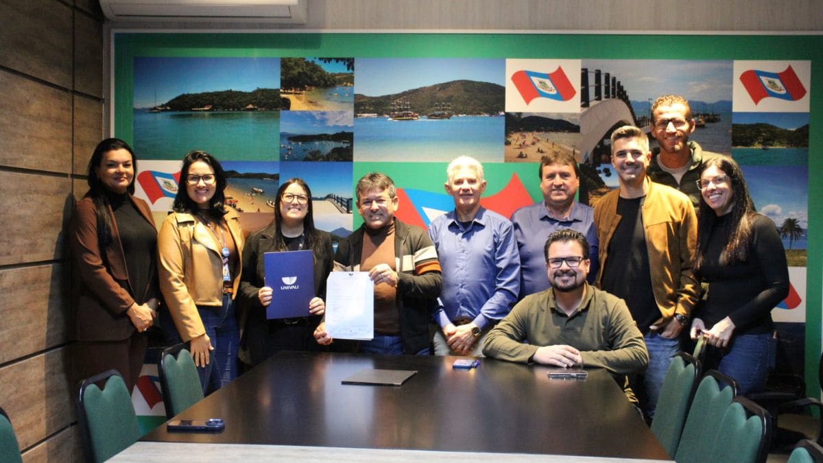 Porto Belo firma parceria com universidade para integrar estudantes ao serviço público