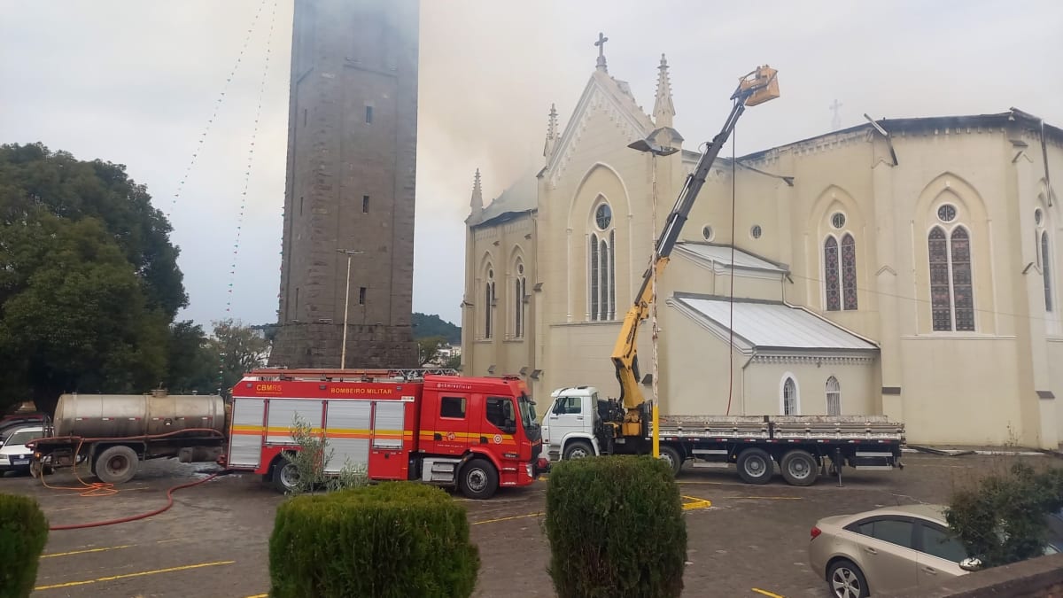 Incêndio em residência mobiliza 12 bombeiros e uso de 20 mil litros de água em Caxias do Sul