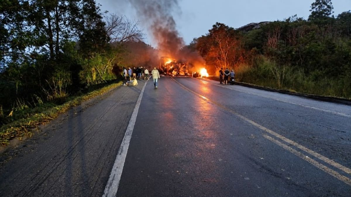 Colisão entre ônibus e carreta na BR-251 em Santa Cruz de Salinas deixa oito mortos, incluindo três crianças